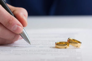 signing a divorce agreement